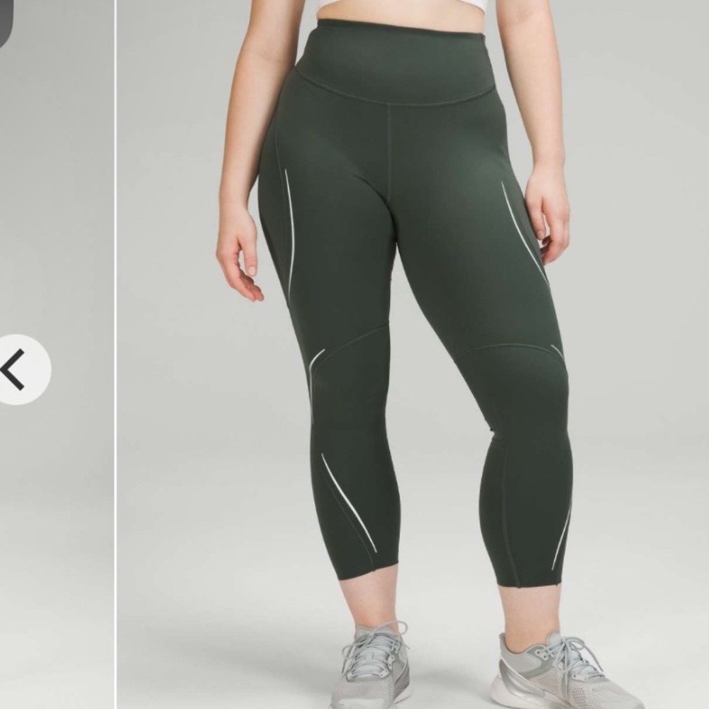 Lululemon Base Pace High-Rise Reflective Tight 25"
Smoked Spruce Size 2